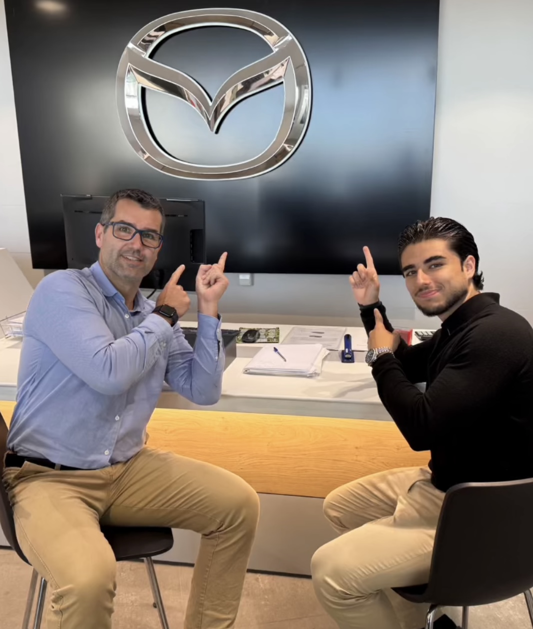cliente mazda señalando mazda